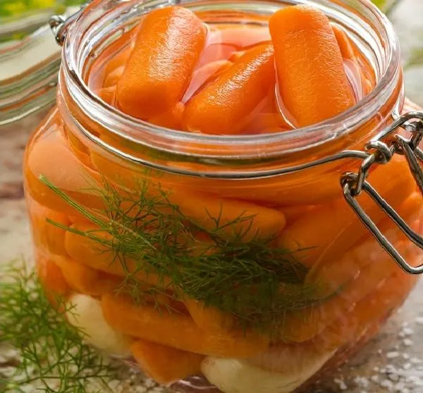 Маринованная морковь с огурцами полезна для здоровья.