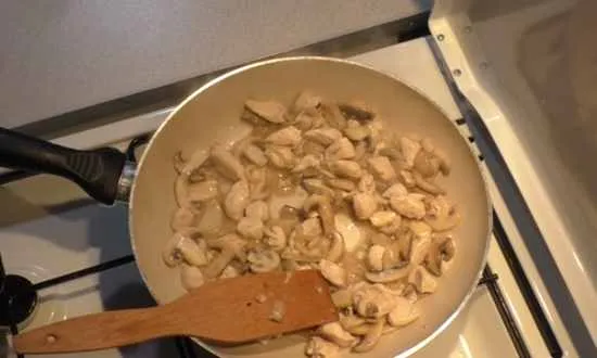 Обжарьте грибы и куриное филе.