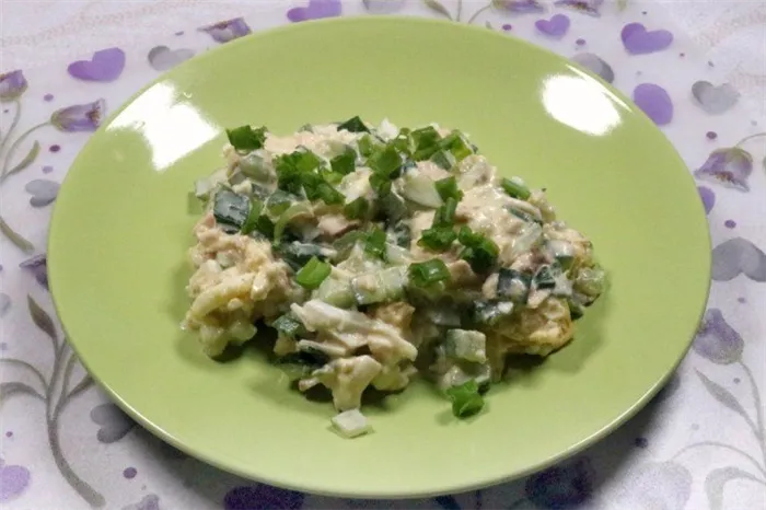 Салат с консервированной горбушей, яйцами-пашот и зеленым луком