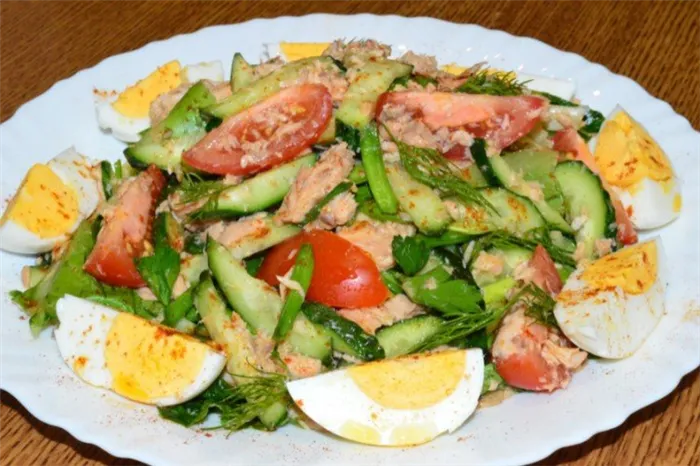 Салат с консервированной горбушей, яйцами и свежими овощами