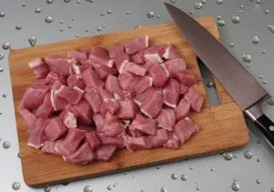 Нарежьте мясо разумными кубиками.