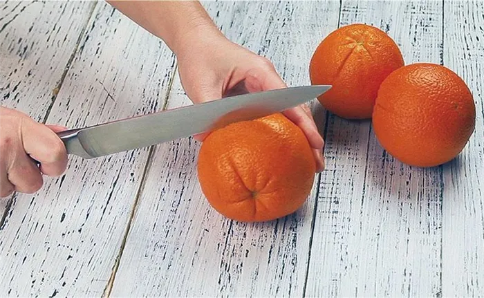 Мелко нарежьте апельсин