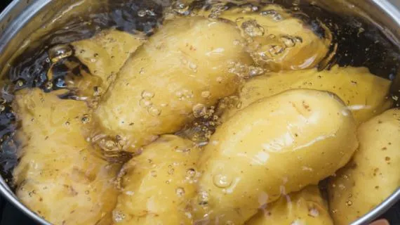После варки картофеля почему бы не слить воду из кастрюли?