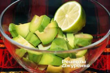 Полейте авокадо соком лайма.
