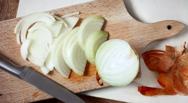 Как сделать лук не горьким в салатах, подаваемых с кипятком без уксуса, с уксусом