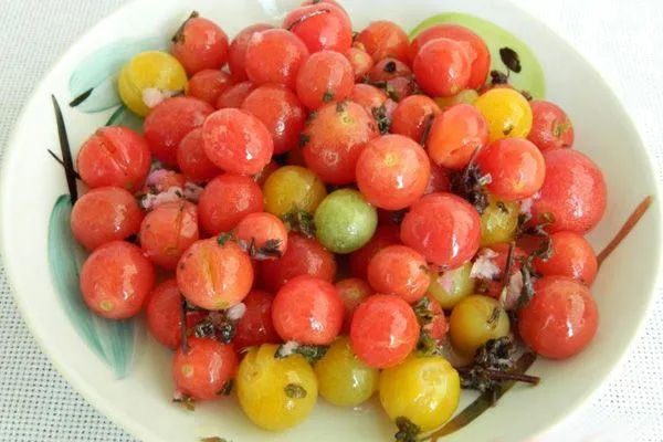 Маринованные помидоры черри в блюде.