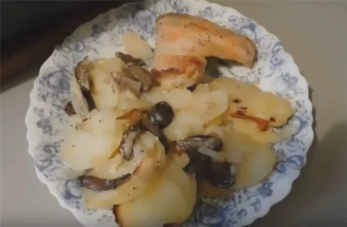 Картофель с грибами и курицей и сметаной в духовке