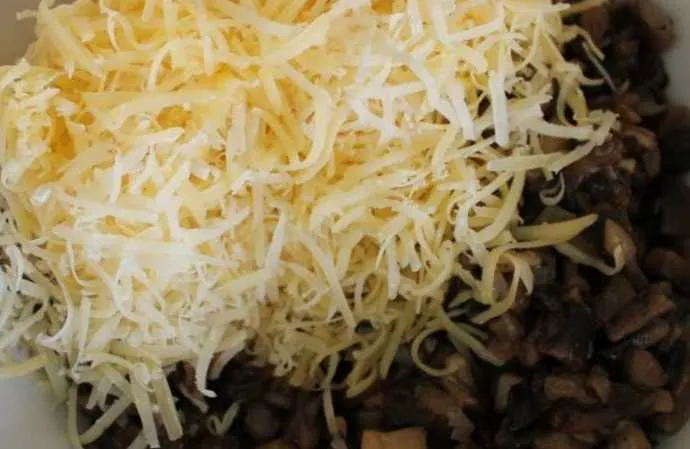 Нафаршируйте грибы сыром и приготовьте