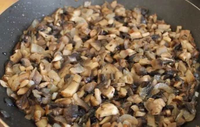 Обжарьте грибы и лук.