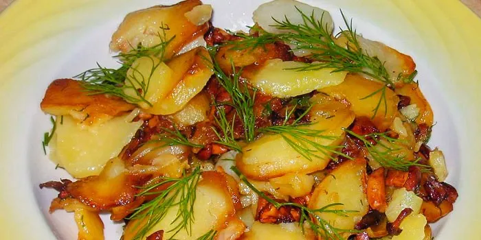 Картофель фри с луком и грибами