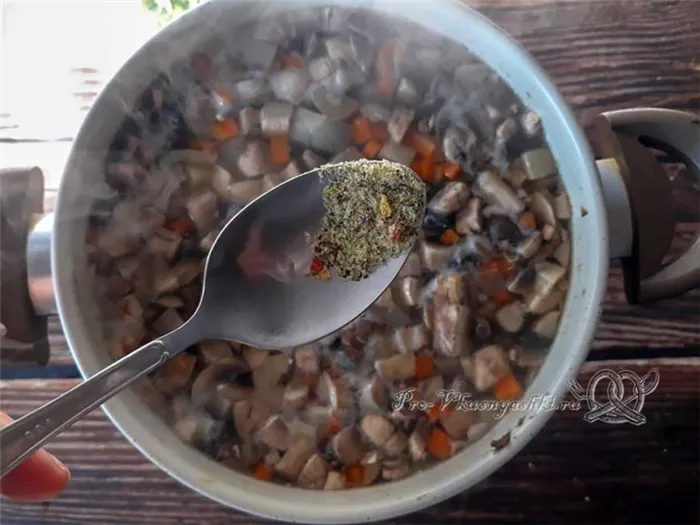 Суп из сливочного сыра с грибами - добавьте соль и специи