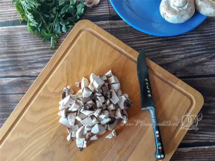 Сырный суп с грибами - измельченные грибы