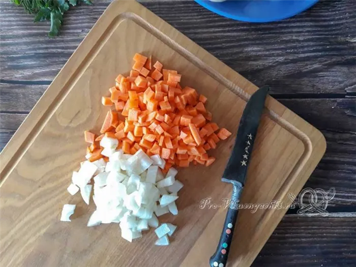 Суп из сливочного сыра с грибами - измельченные лук и морковь
