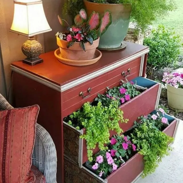 Цветочные ящики для летнего домика