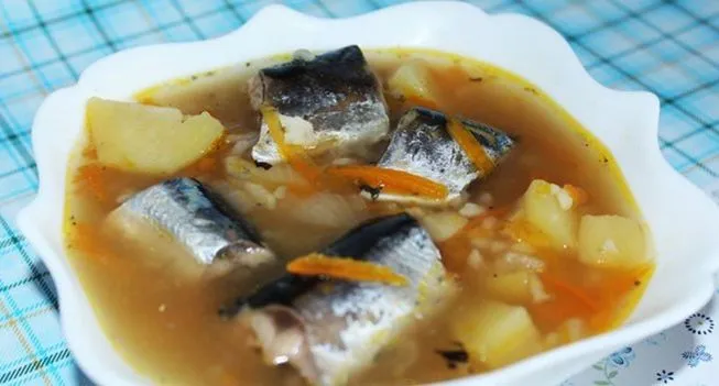Удобный рыбный суп со свежей жареной рыбой