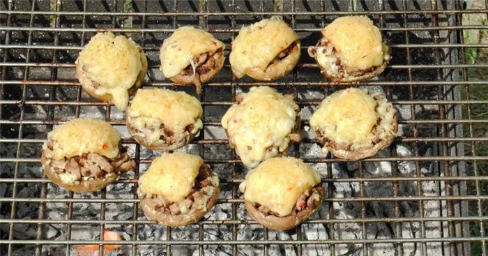  Шампиньоны, приготовленные с сырной начинкой, могут стать любимым блюдом на пикнике.