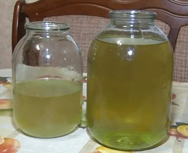 Приготовление самогона на основе меда - растворите мед в подогретой водке.