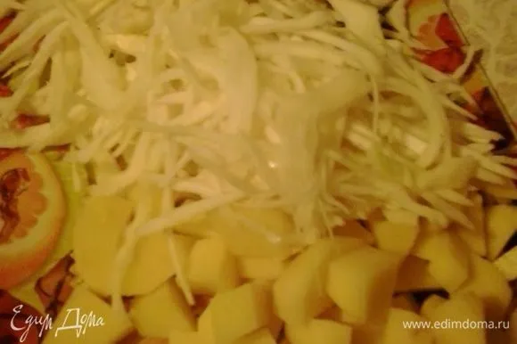 Порежьте картофель кубиками, нашинкуйте капусту (у меня была не слишком тонкая) и отправьте обратно в суп. Готовьте около 15 минут до готовности капусты.