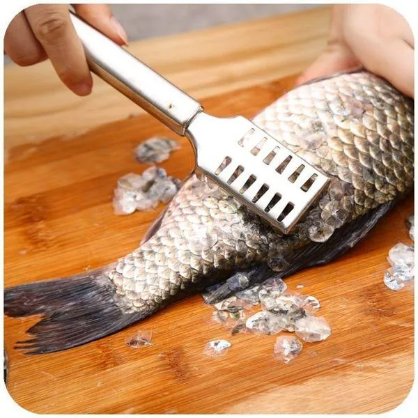 Чистка рыбы на кухне