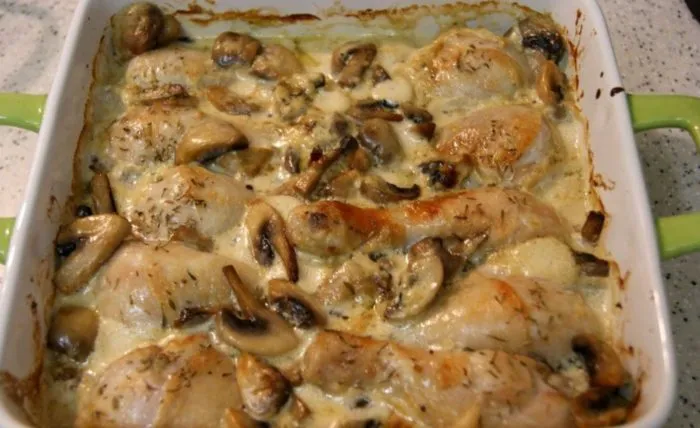 Как приготовить курицу с грибами в сметане в духовке