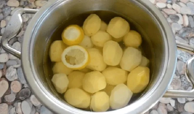 Храните картофель в воде