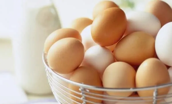 Сырой вес куриного яйца важен для определения ценности продукта