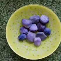 Вареный фиолетовый картофель не утратил своего цвета