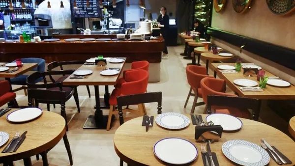 Пустые столики в одном из ресторанов в центре Москвы