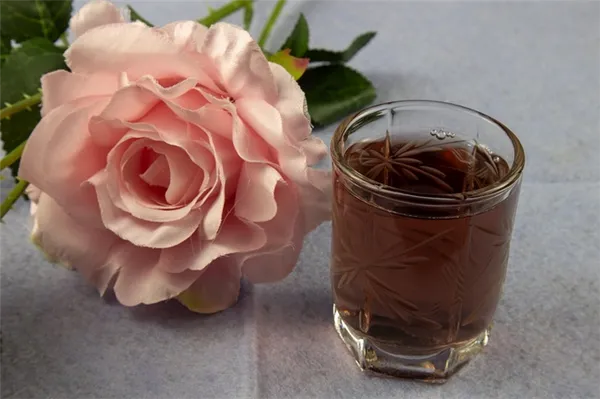 фото быстрой наливки из лепестков розы