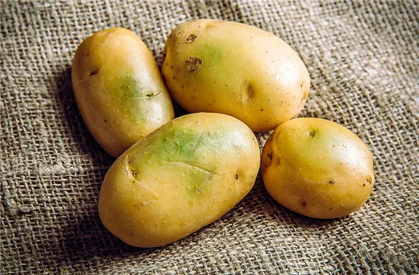 картофель с зелеными пятнами, source: Eat This, Not That