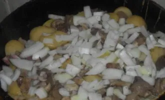 В сковородке разогреть растительное масло и выложить в нее картофельную нарезку. Обжарить картофель на большом огне до золотистого цвета и под крышкой. Затем картофель перевернуть и обжарить на другой стороне. Далее к обжаренному картофелю переложить отваренные маслята и лук.