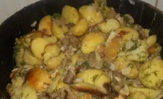 Приготовленные жаренные с картофелем маслята подать к обеду, дополнив блюдо свежими овощами. Приятного аппетита!