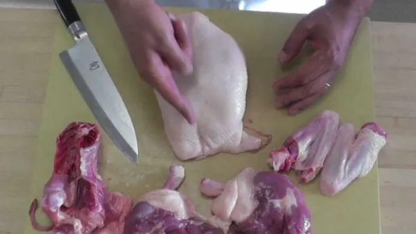 Как разделать гуся на порционные куски после запекания