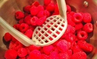 Далее оставить ягоды там же на 10 мин., чтобы вода стекла. Переложить ягоды в большую кастрюлю и раздавить пластиковой толкушкой до однородности.