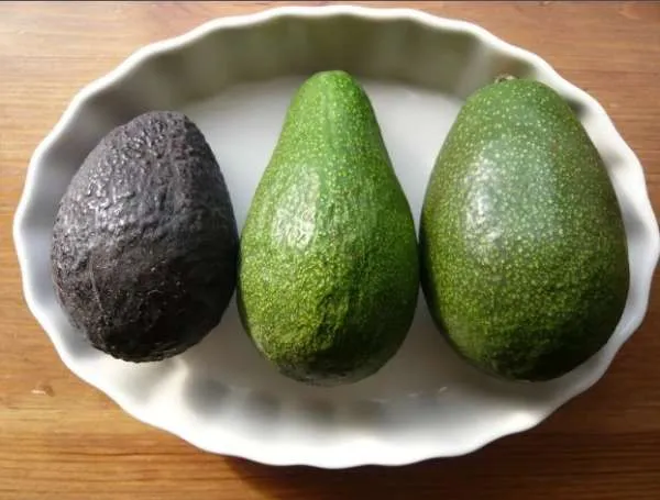 три авокадо