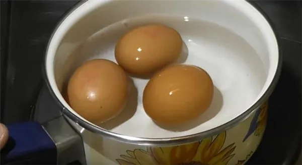 Отвариваем вкрутую яйца.