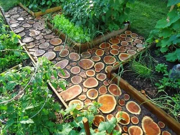 Садовая дорожка из древесных спилов