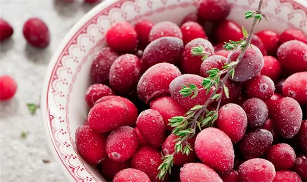 замороженные красные ягоды