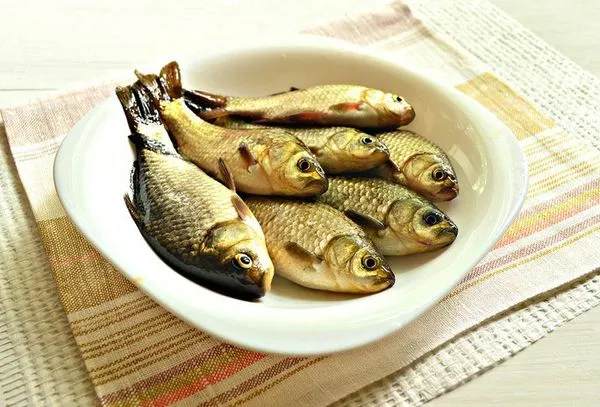 рыба на тарелке