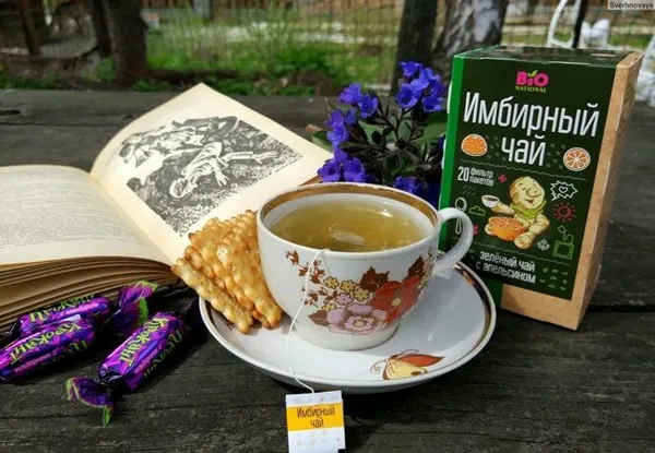 чашка имбирного чая с печеньем