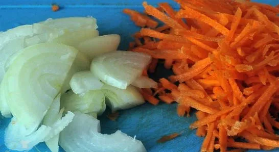 Горбуша тушеная с морковью и луком