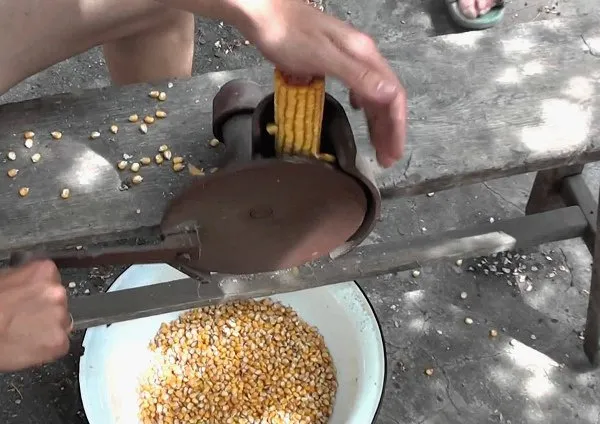 Ручное устройство для лущения кукурузы