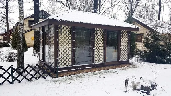 Нет никакой необходимости снимать мягкие окна на зиму. Наоборот – они защитят постройки от снега и ветра.