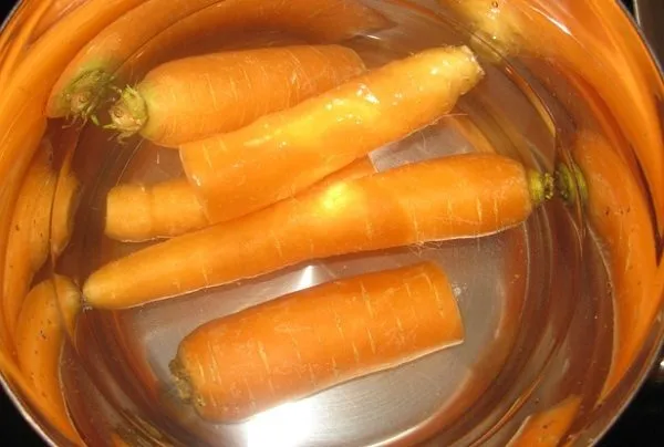 Отвариваем морковь 