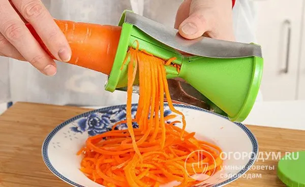 Для облегчения ручного труда удобно использовать различные модели терок для корейской морковки или овощерезок