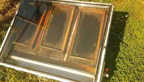 как сделать солнечную воскотопку в домашних условиях - В воскотопку укладывают сразу три гнездовые рамки одновременно.