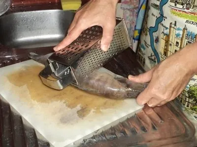 Как чистить лосося от чешуи