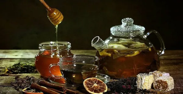 Имбирный чай с лимоном и медом готовить очень просто