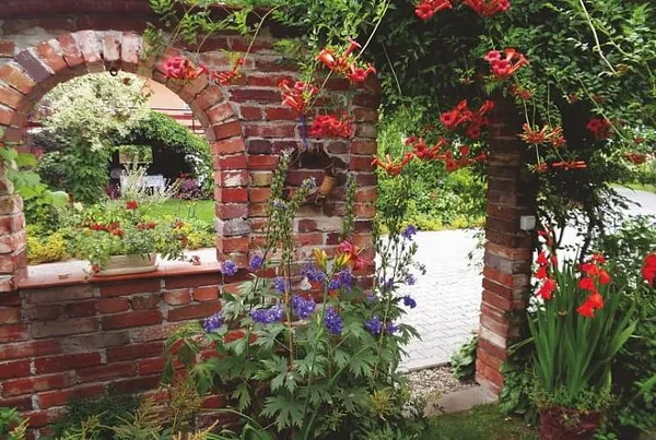 Фото декоративной кирпичной стены в саду 