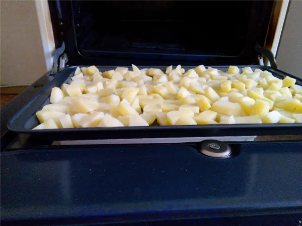 Сушим картофель разогретой до 100 градусов духовке